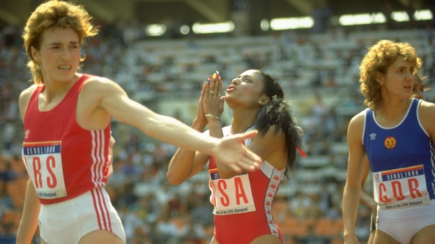 Флоренс Гриффит-Джойнер готовится завоевать свою третью золотую олимпийскую медаль в эстафете на Олимпиаде в Сеуле. Фото Getty Images Флоренс Гриффит-Джойнер готовится завоевать свою третью золотую олимпийскую медаль в эстафете на Олимпиаде в Сеуле. Фото Getty Images