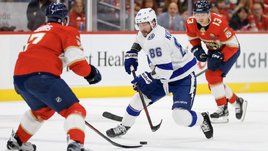 Кучеров не может забить и играет грязно. Он ударил в борт русского финна