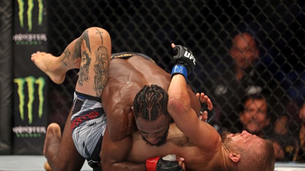 Алджамейн Стерлинг и Ти Джей Диллашоу. Фото AFP Алджамейн Стерлинг и Ти Джей Диллашоу. Фото AFP