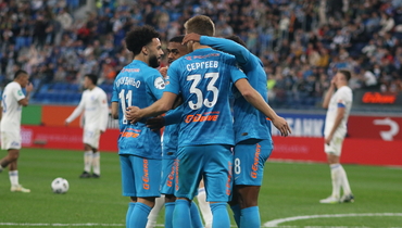 Иван Сергеев празднует гол с партнерами.