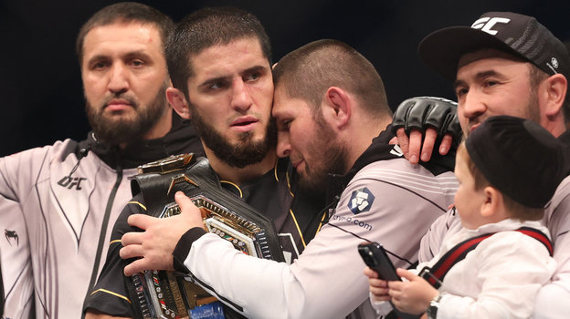 Ислам Махачев и Хабиб Нурмагомедов после чемпионского боя UFC 280. Фото Reuters Ислам Махачев и Хабиб Нурмагомедов после чемпионского боя UFC 280. Фото Reuters
