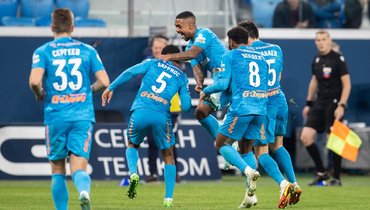 Футболисты «Зенита» празднуют очередной гол в ворота «Сочи».