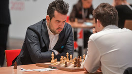 Непомнящий и Карлсен провалились на старте ЧМ по шахматам Фишера. Оба допустили нехарактерные «зевки»