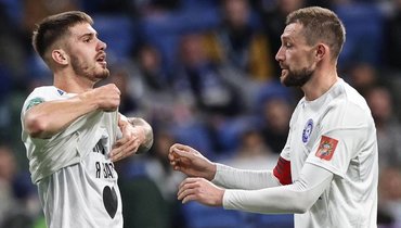 Владимир Сычевой (слева) с партнером по «Оренбургу».