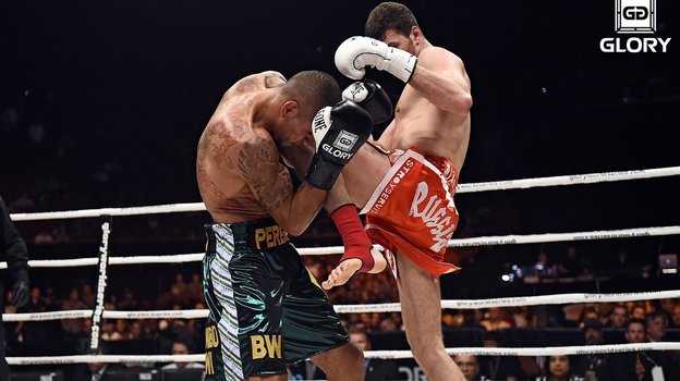 Артем Левин пробивает коленом Алекса Перейру. Фото Glory Артем Левин пробивает коленом Алекса Перейру. Фото Glory