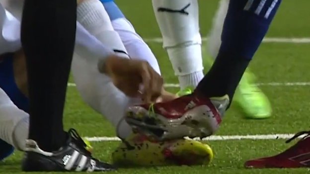 Игроки «Оренбурга» и «Факела» зацепились. Игроки «Оренбурга» и «Факела» зацепились.