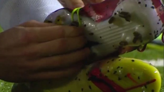 Шнурок Гойковича зацепился за шипы Максимова. Шнурок Гойковича зацепился за шипы Максимова.