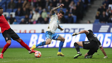 Федор Смолов (в центре).