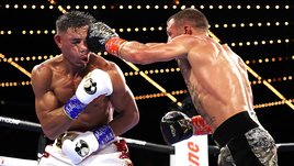 Ломаченко провел тяжелый бой, но победил на глазах у Усика. Следующий — Хэйни?