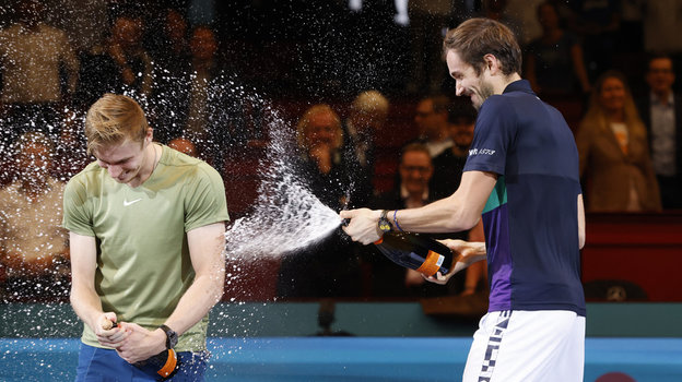 Денис Шаповалов (слева) и Даниил Медведев. Фото Reuters Денис Шаповалов (слева) и Даниил Медведев. Фото Reuters