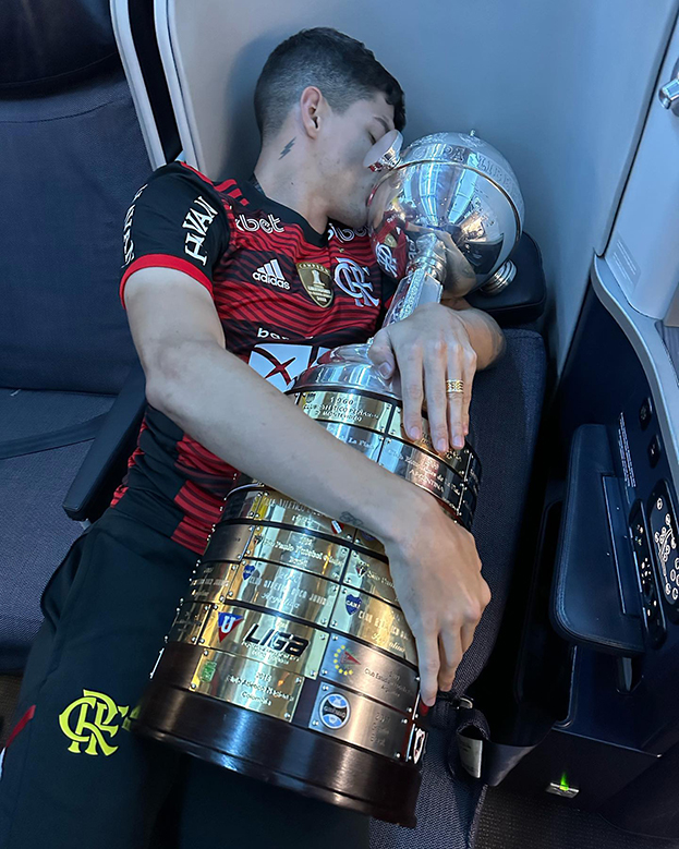 Лукас Айртон с чемпионским кубком. Фото Соцсети Лукас Айртон с чемпионским кубком. Фото Соцсети