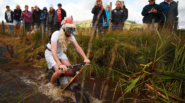 Велосипедная гонка в болоте. Фото Global Look Press Велосипедная гонка в болоте. Фото Global Look Press