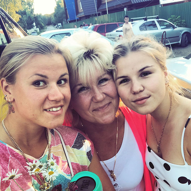 Анфиса Резцова с лочерьми Кристиной и Василисой. Фото Соцсети Анфиса Резцова с лочерьми Кристиной и Василисой. Фото Соцсети