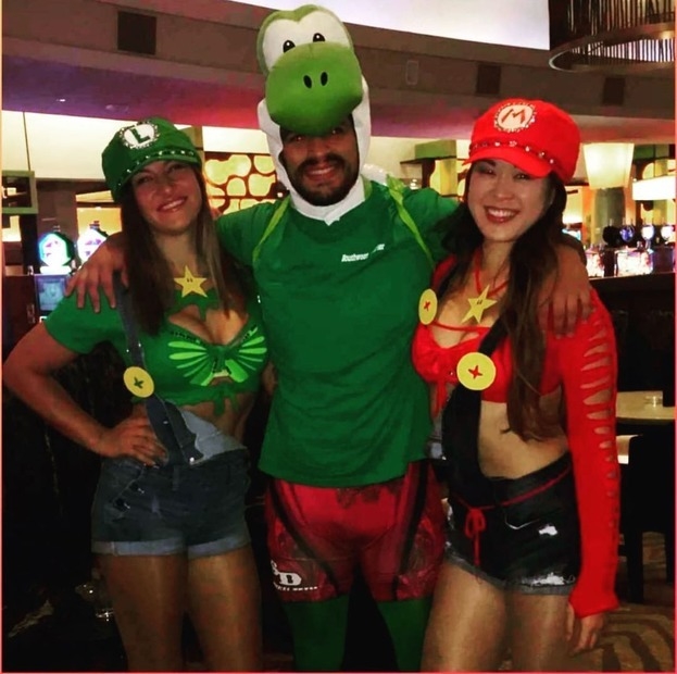 Миша Тейт (слева). Фото mieshatate, Соцсети Миша Тейт (слева). Фото mieshatate, Соцсети