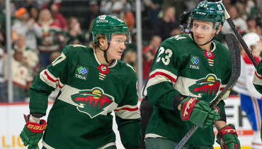 Российский форвард «Миннесоты» Кирилл Капризов (слева) и его партнер по команде Марко Росси.