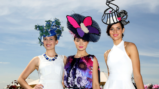 Шикарные наряды, вечерние платья — непременное условие посещения скачек в Мельбурне. Фото Global Look Press Шикарные наряды, вечерние платья — непременное условие посещения скачек в Мельбурне. Фото Global Look Press