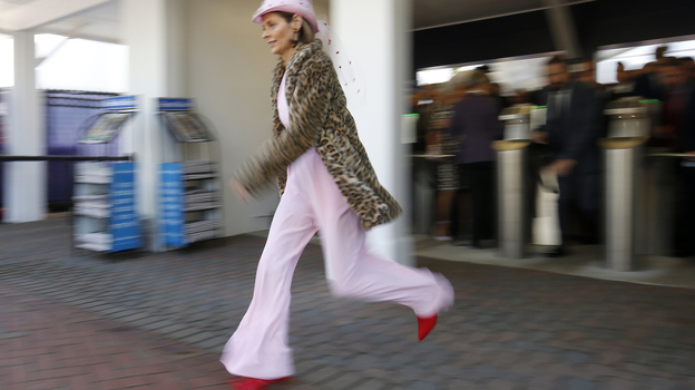 Посетители ипподрома после открытия спешат занять лучшие места. Фото Getty Images Посетители ипподрома после открытия спешат занять лучшие места. Фото Getty Images