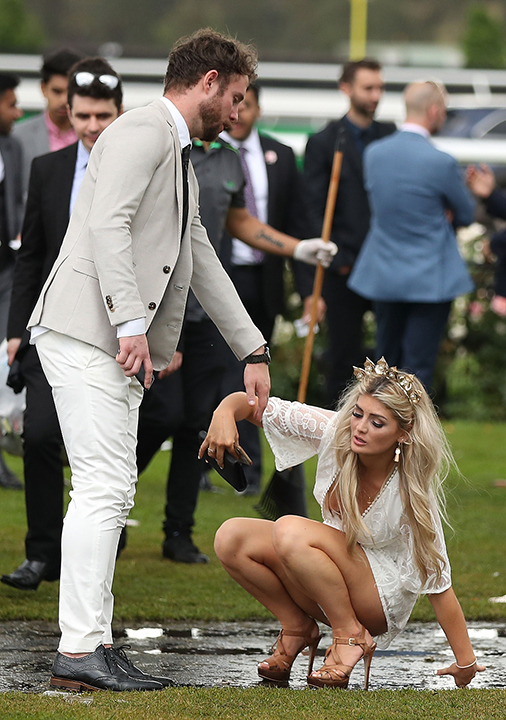 Девушкам трудно держаться вертикально на высоких каблуках. Фото Getty Images Девушкам трудно держаться вертикально на высоких каблуках. Фото Getty Images