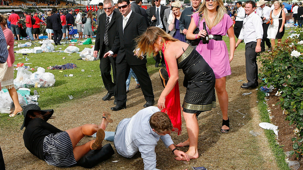 После возлияний многие посетители Flemington Park не могут стоять на ногах. Фото Getty Images После возлияний многие посетители Flemington Park не могут стоять на ногах. Фото Getty Images