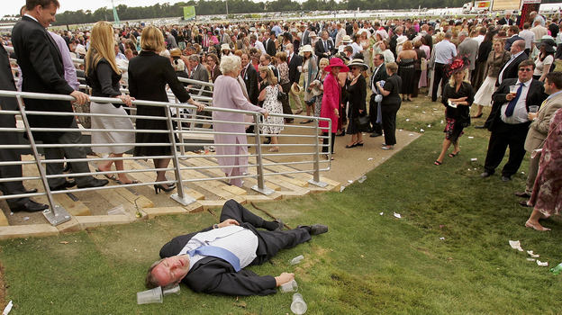 Перебравший с алкоголем любитель скачек. Фото Getty Images Перебравший с алкоголем любитель скачек. Фото Getty Images