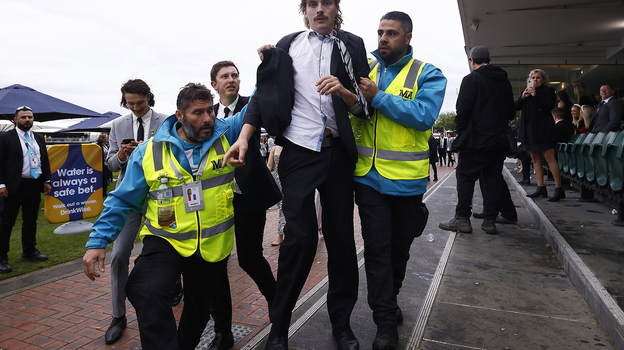 Сотрудники безопасности успокаивают слишком бурных любителей конного спорта. Фото Getty Images Сотрудники безопасности успокаивают слишком бурных любителей конного спорта. Фото Getty Images