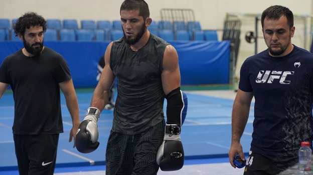 Ислам Махачев (в центре). Фото Соцсети Ислам Махачев (в центре). Фото Соцсети