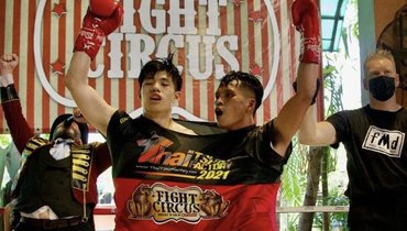 Бойцы на турнире Fight Circus.