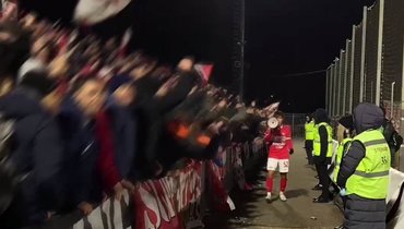 Футболист молодежки «Спартака» с фанатами.