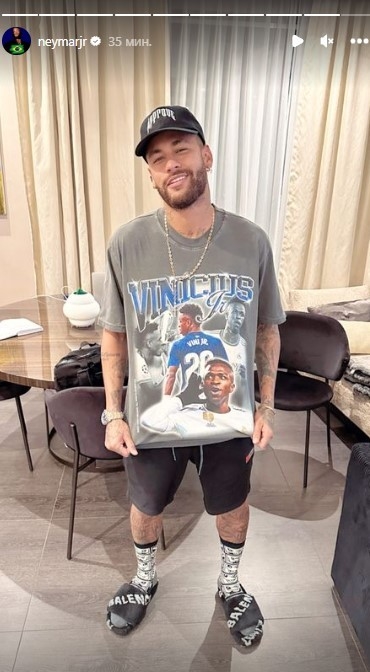 Неймар показал фото в футболке с Винисиусом. Фото Соцсети Неймар показал фото в футболке с Винисиусом. Фото Соцсети