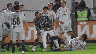 Фанат «Спартака» и игроки ЦСКА в молодежном дерби.