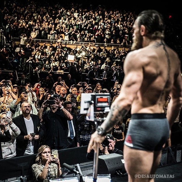 Конор Макгрегор на церемонии взвешивания к бою против Дональда Серроне. Фото Соцсети Конор Макгрегор на церемонии взвешивания к бою против Дональда Серроне. Фото Соцсети