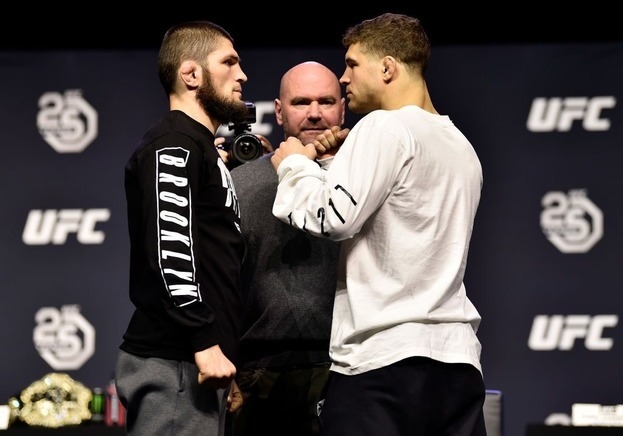 Хабиб на дуэли взглядов с Элом Яквинтой перед UFC 223 в Бруклине. Фото Соцсети Хабиб на дуэли взглядов с Элом Яквинтой перед UFC 223 в Бруклине. Фото Соцсети