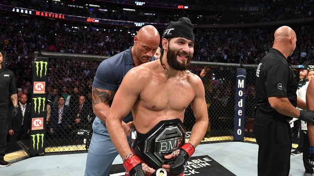 Дуэйн Джонсон вручает BMF-пояс Хорхе Масвидалю после победы кубинца над Нейтом Диазом. Фото Соцсети Дуэйн Джонсон вручает BMF-пояс Хорхе Масвидалю после победы кубинца над Нейтом Диазом. Фото Соцсети