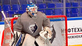 В клубе КХЛ беда с вратарями. Трое сломались, в ворота пришлось встать тренеру