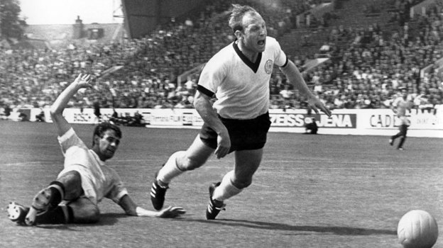 Форвард сборной Германии Уве Зеелер в матче с Уругваем на ЧМ-1966. Фото Global Look Press Форвард сборной Германии Уве Зеелер в матче с Уругваем на ЧМ-1966. Фото Global Look Press