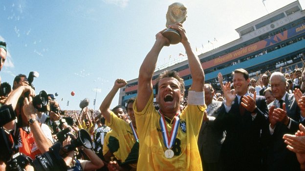 Футболист сборной Бразилии Дунга с трофеем ЧМ-1994. Фото Global Look Press Футболист сборной Бразилии Дунга с трофеем ЧМ-1994. Фото Global Look Press