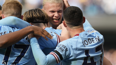 Эрлинг Холанн празднует гол.