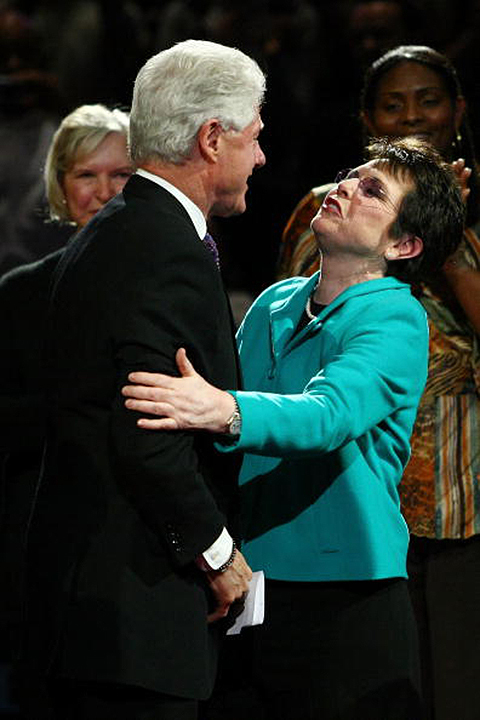 Билли Джин Кинг с президентом США Биллом Клинтоном. Фото Getty Images Билли Джин Кинг с президентом США Биллом Клинтоном. Фото Getty Images