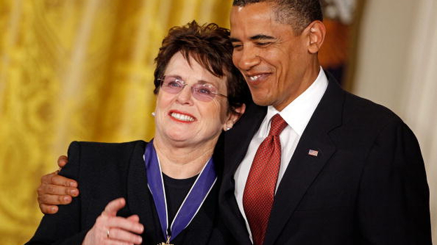 Билли Джин Кинг с президентом США Бараком Обамой. Фото Getty Images Билли Джин Кинг с президентом США Бараком Обамой. Фото Getty Images