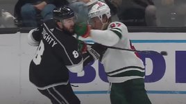 Капризов врезал клюшкой по лицу знаменитому канадцу — его выгнали со льда. У них старые счеты