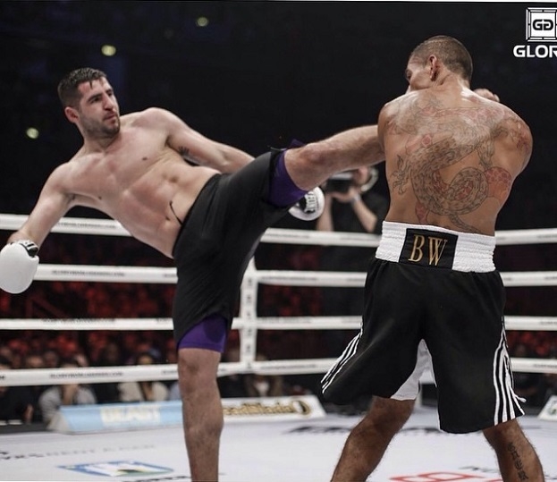 Сахак Парпарян (слева). Фото glorykickboxing.com Сахак Парпарян (слева). Фото glorykickboxing.com