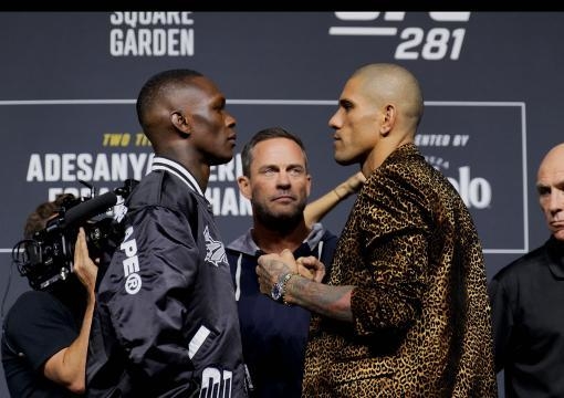 Дуэль взглядов Адесаньи и Перейры перед UFC 281. Фото UFC Дуэль взглядов Адесаньи и Перейры перед UFC 281. Фото UFC