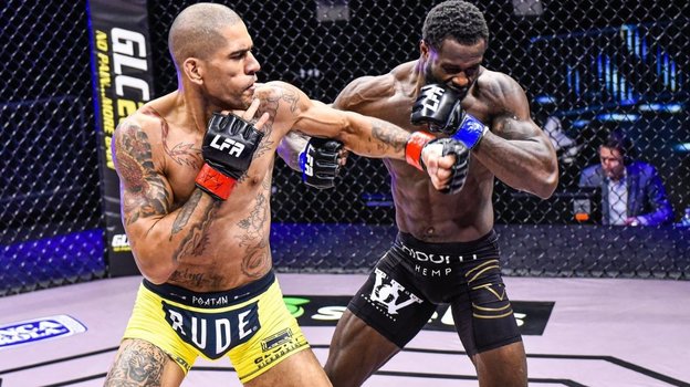 Перейра нокаутирует левым хуком Томаса Пауэлла на турнире LFA 95. Фото Jerry Chavez, LFA Перейра нокаутирует левым хуком Томаса Пауэлла на турнире LFA 95. Фото Jerry Chavez, LFA