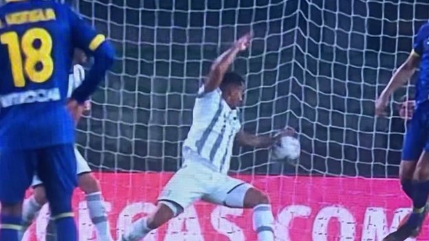 Эпизод матча «Верона» — «Ювентус» (0:1). Эпизод матча «Верона» — «Ювентус» (0:1).