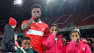 Квинси Промес с детьми.