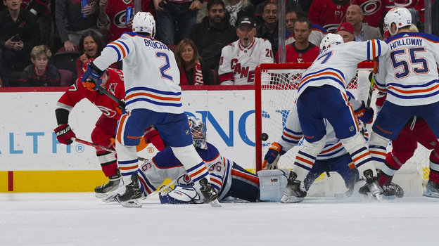 Андрей Свечников оформляет хет-трик в матче «Каролина» - «Эдмонтон». Фото USA Today Sports Андрей Свечников оформляет хет-трик в матче «Каролина» - «Эдмонтон». Фото USA Today Sports