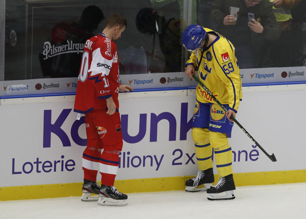 Роман Червенка и Линус Юханссон изучают состояние льда. Фото Reuters Роман Червенка и Линус Юханссон изучают состояние льда. Фото Reuters