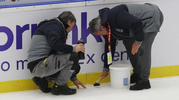 Работники стадиона приводят лед в порядок. Фото Reuters Работники стадиона приводят лед в порядок. Фото Reuters