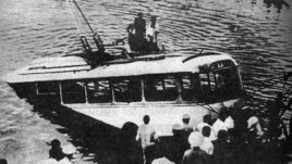 О его подвиге молчали шесть лет. Советский пловец спас 20 человек из тонущего троллейбуса