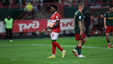 Квинси Промес (с мячом) и Дмитрий Баринов.